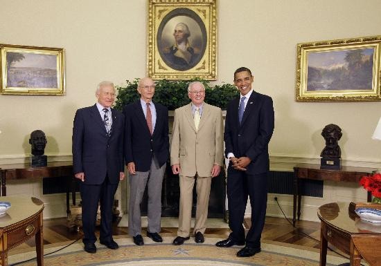 El presidente Barack Obama homenaje a los hroes de la misin Apolo 11, Neil Armstrong, Michael Collins y Buzz Aldrin. 