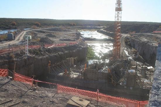 La obra que se construye actualmente en el ro Colorado fue contratada en una licitacin que genera dudas. 