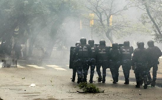 La polica arremeti contra los manifestantes, que respondieron tirando bulones. 