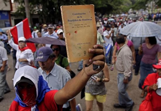 Cientos de manifestantes marcharon en Tegucigalpa para reclamar el retorno de Zelaya. 