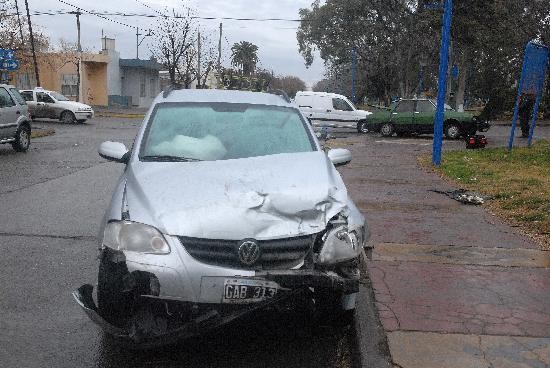 La Suran que conduca el hijo del ex jefe policial Marcelo Gmez impact contra un Renault 12 en Don Bosco e Isidro Lobo de Roca. 