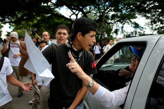 Defensores del gobierno de facto y quienes piden el retorno de Zelaya mantienen sus enfrentamientos en las calles hondureas. 