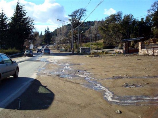 Un peligro. Con estas bajas temperaturas, el agua se congela en la ruta al Llao Llao, una de las ms transitadas de Bariloche. 