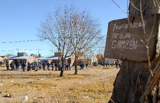 La orden de dejar los terrenos fue dada el sbado y ayer fue ejecutada por alrededor de 30 uniformados. 