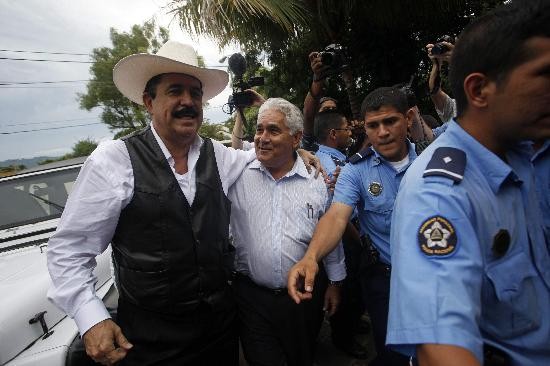 El presidente depuesto marcha en una camioneta y espera ingresar a su pas entre el sbado y el domingo. 