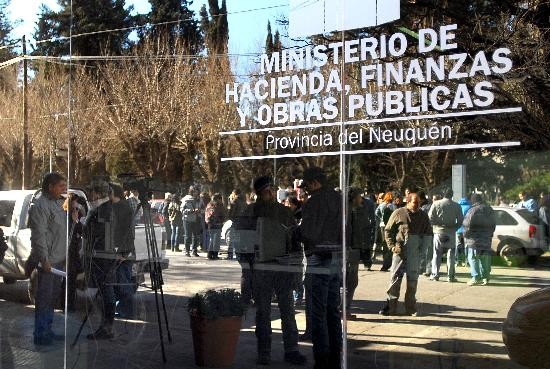 Unos 50 trabajadores ingresaron al Ministerio de Hacienda para conseguir una audiencia con la ministra Esther Ruiz. 