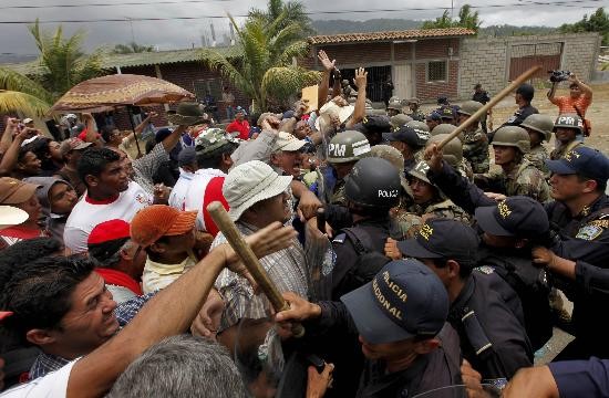 Seguidores de Zelaya lo hicieron entrar a los empujones. 