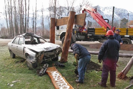 Debido a lo resbaladizo de la ruta y la velocidad que llevaba, el automvil no logr impedir el impacto con el animal. 