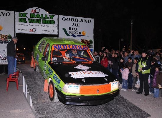 Mucha gente se acerc a saludar a los pilotos en la largada simblica (Cataln, arriba). Daniel Llanos, uno de los candidatos en la general. 