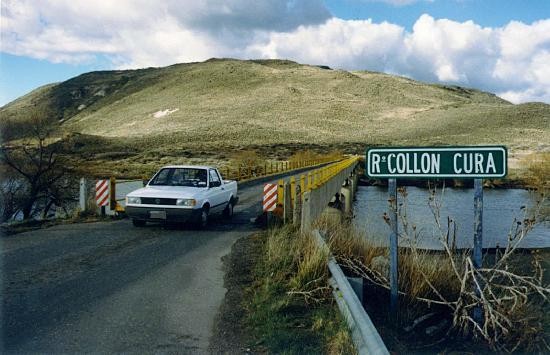 Para cruzar el río existe desde hace años un puente de una sola mano, lo que obliga a turnar el paso de vehículos. 