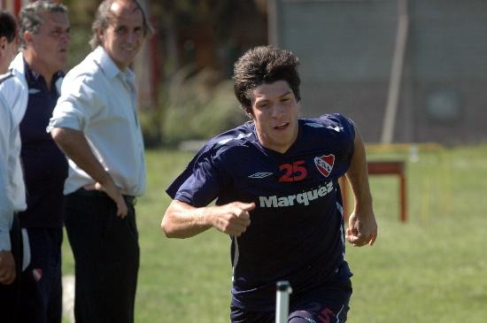 El defensor entrena con el Rojo y se acerca a Avellaneda. 