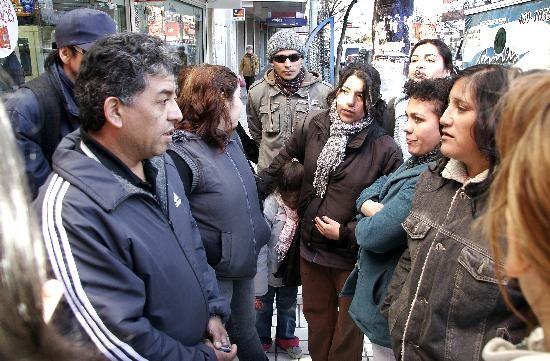 Un grupo de la toma cipolea intent hablar con Weretilneck, pero no lo logr. 