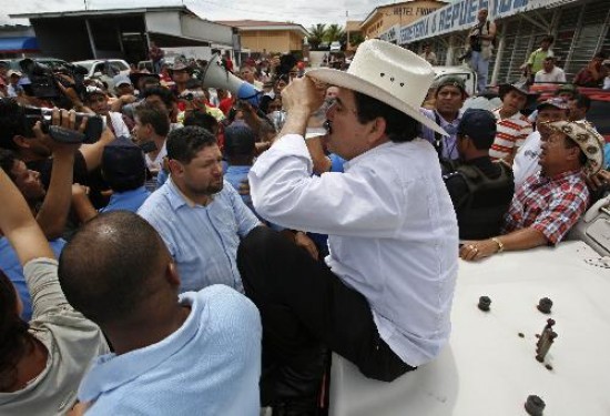 El depuesto presidente permanece en el poblado nicaragüense de Ocotal, cerca de la frontera, con la intención de ingresar a su país. 