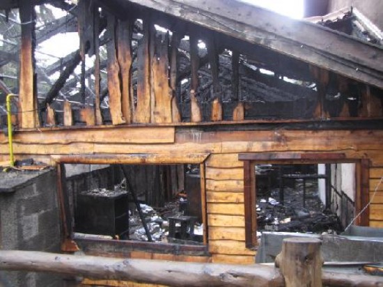 El edificio municipal de La Angostura ardió el domingo de la semana pasada. 