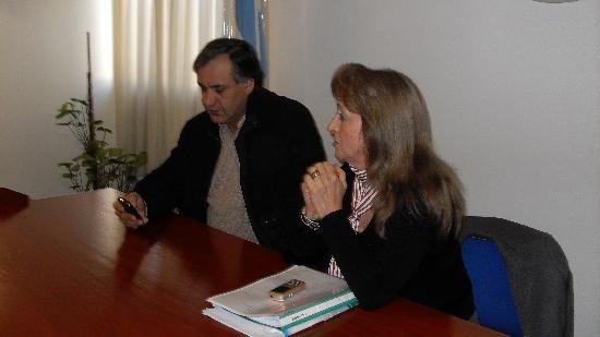 El ministro de Produccin y la intendente Imolo, durante el contacto con desempleados. 