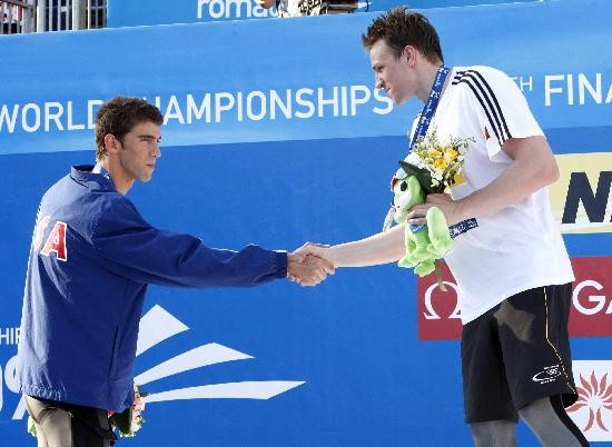Phelps saluda a Biedermann, que fue rcord mundial en los 200 libres. 
