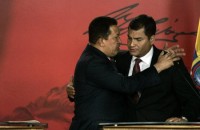 Chvez y el ecuatoriano Correa profundizaron su alianza en contra del presidente colombiano (der.). Los nexos de los anteriores con las FARC desataron la escalada de acusaciones. 