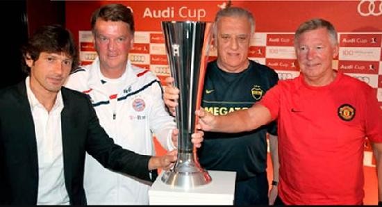 El brasileo Leonardo (DT del Milan), el holands Louis Van Gaal (Bayern Munich), el Coco Basile y Ferguson (MU), junto a la Copa. 