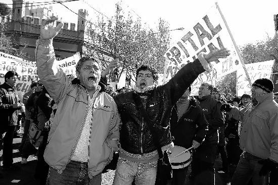 El gremio de los estatales march por las calles de Neuqun. 