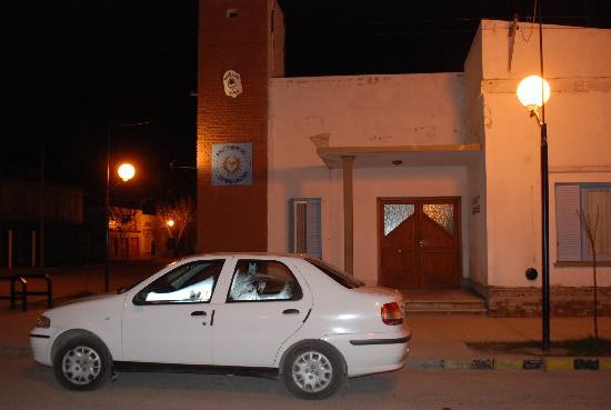 El muchacho habra usado su campera para colgarse de los barrotes de la Comisara 17. 