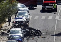 La zona donde se produjo el atentado es muy transitada y fue llamativo que no hubiera heridos. Una imagen casera de cuando el vehculo an arda 