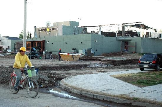 Las reparaciones de la sala incendiada en Viedma se extendern por unos dos meses, pero Lotera quiere cobrar la concesin igual. 