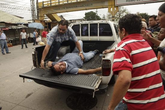 Uno de los heridos es transportado de urgencia para ser atendido 