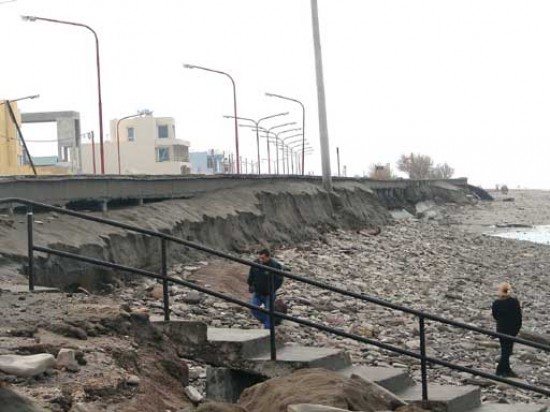 El estado del paredn del paseo de la costanera en El Condor, en Viedma. Foto: Marcelo Ochoa.