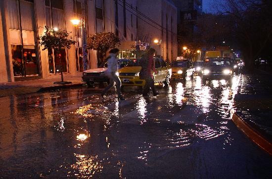 En la madrugada colaps una caera maestra del EPAS en pleno centro y miles de litros de agua inundaron decenas de calles. 