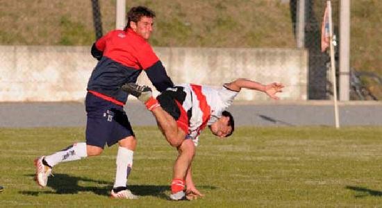 Bergessio se pele a golpes con un rival durante un amistoso en Uruguay. 
