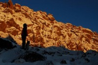 La soledad y un paisaje que a ratos simula la nada. Las camionetas avanzan con precaucin entre la vegetacin de la zona, ahora cubierta por nieve Fauna y geografa en una combinacin que parece casi un recurso cinematogrfico. Impresionante Sebastin, apenas vestido con un buzo deportivo, y sus fieles perros Ayudando a transportar la lea que calentar los humildes hogares Un mate para paliar en parte las dramticas temperaturas 