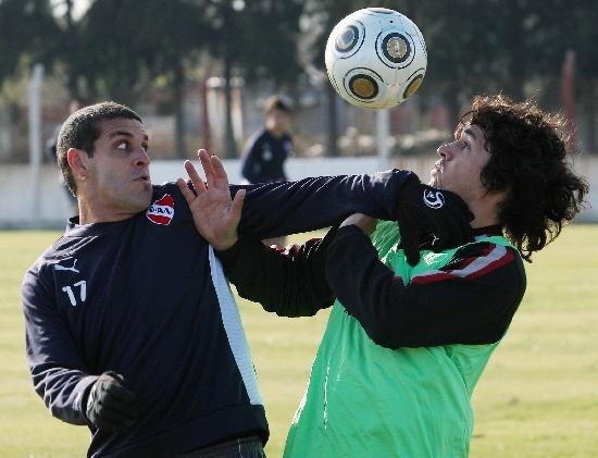 Daro Gandn (izquierda), a brazo partido por la pelota. 