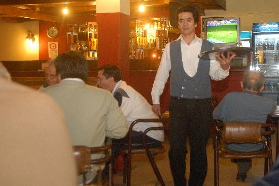Horacio "Oaky" Villegas en el bar Avenida, en el centro de Roca 