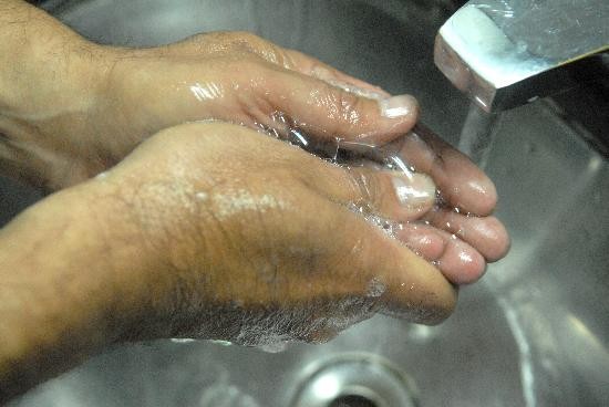 El lavado de manos sigue siendo una de las medidas que ms recomiendan. 