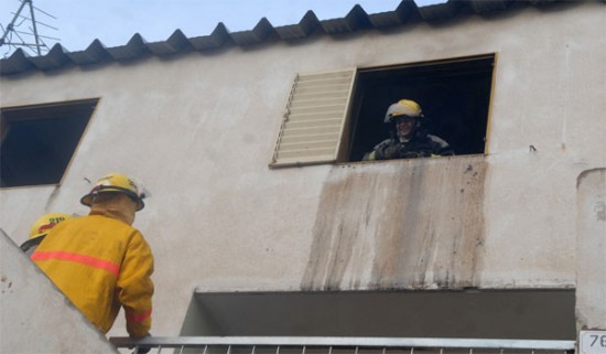 Bomberos Voluntarios realizan las tareas finales en la vivienda. (Foto: Matas Subat/AR).