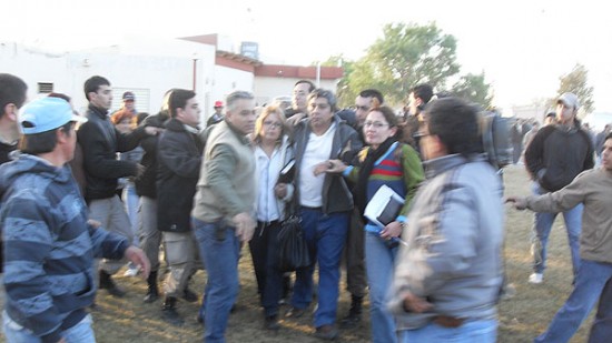 Concejales custodiados por la policía se retiran del Deliberante. (Foto: Agencia Catriel).-