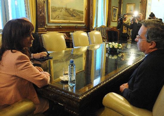 Uribe durante su encuentro con Cristina Kirchner, que no se pronunci sobre el tema. 