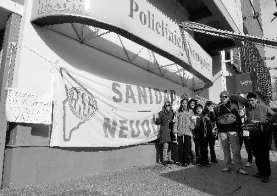 Los empleados del Policlnico Neuqun protestaron por los problemas en la cancelacin de los salarios. 