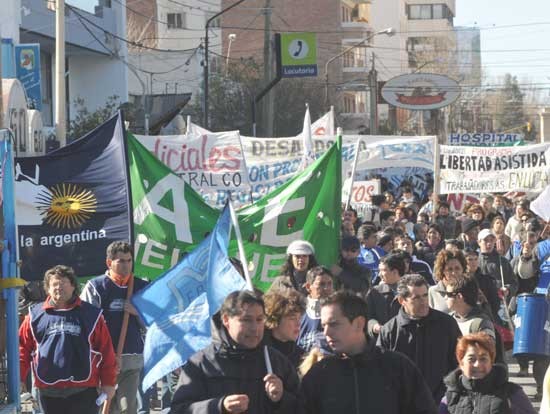 La CTA march en Neuqun para reclamar pa personera gremial. (Foto de Gaby Oyarzo)