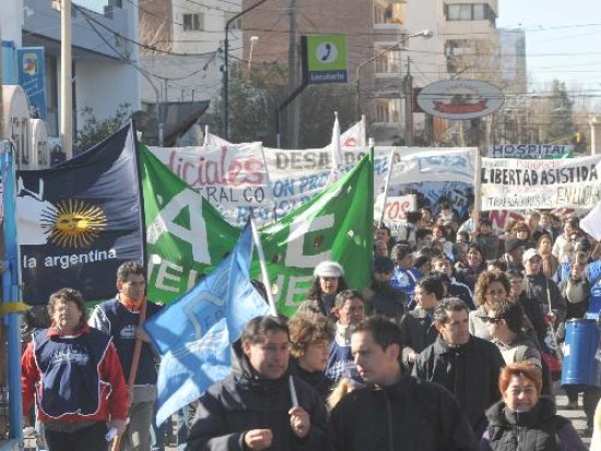 Los manifestantes circularon ayer por buena parte del centro de la capital provincial. 