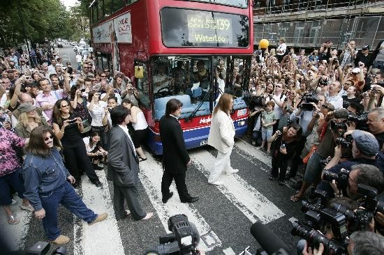 Imitadores de los Beatles, vestidos como ellos, cruzaron ayer la mtica Abbey Road. 