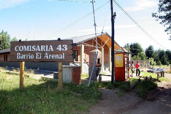 Efectivos de la Comisara 43 trabajan a la par de la Justicia y la Brigada de Investigaciones buscando pistas de la banda. 