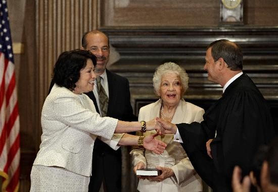 Sonia Sotomayor es saludada tras el juramento por el presidente de la Corte, John Roberts. Su madre y su hermano, junto a ella. 