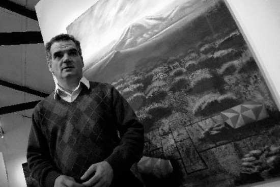El artista y una de sus pinturas el viernes pasado, en la inaugu-racin de la exposicin. 