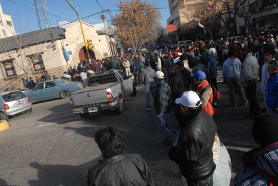 Los trabajadores apostados sobre la interseccin de Tucumn y Avenida Roca. (Foto: Agencia Roca).
