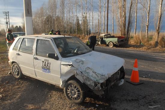 El Fiat Uno y el Rastrojero impactaron sobre la Ruta Provincial 65. 