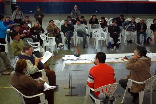 Los autoconvocados se reunieron ayer en San Javier. Hoy viajarn a Viedma para plantear su postura ante legisladores. 