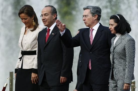 El presidente colombiano Uribe (derecha), enfrentado con Hugo Chvez, recibi ayer la visita de su par mexicano Caldern. 