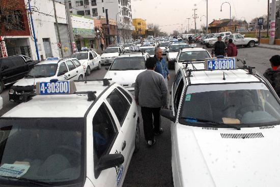 Ante un nuevo robo, choferes de todas las bases de taxis de Roca reclamaron frente a Tribunales y ante la Comisara Tercera. 