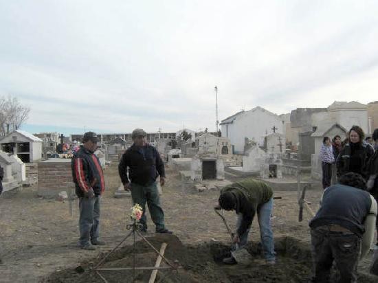 Los allegados de la mujer vivieron un momento desagradable en el cementerio de Maquinchao. 